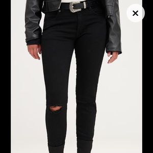 Black knee rip skinny jean